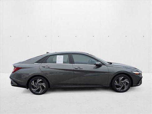 Used 2024 Hyundai Elantra Limited image 4