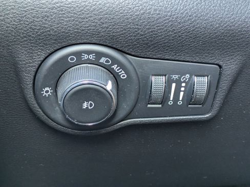 Used 2024 Jeep Compass Latitude image 18