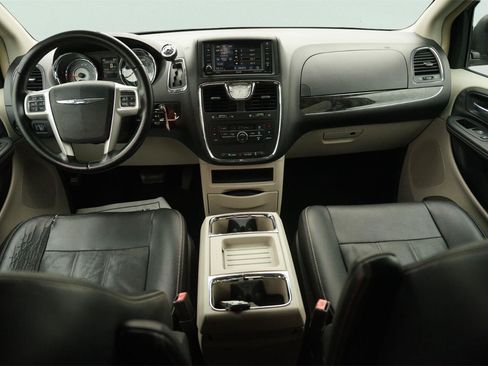 Used 2016 Chrysler Town & Country Touring FWD image 22