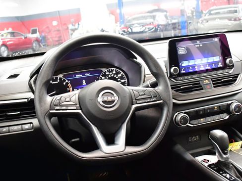 Used 2025 Nissan Altima 2.5 SV image 8