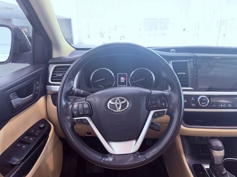 Used 2017 Toyota Highlander Limited FWD image 18