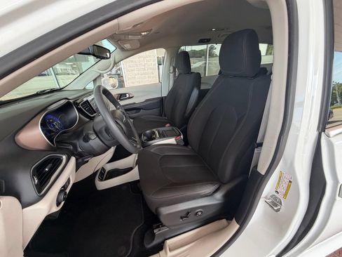 Used 2018 Chrysler Pacifica Touring Plus FWD image 41