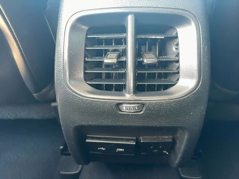 Used 2019 Jeep Cherokee Limited image 16