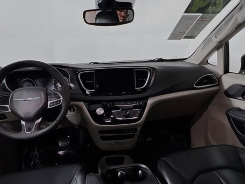 Used 2024 Chrysler Pacifica Touring-L image 30