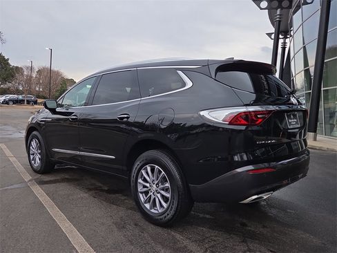 Used 2024 Buick Enclave Essence image 3