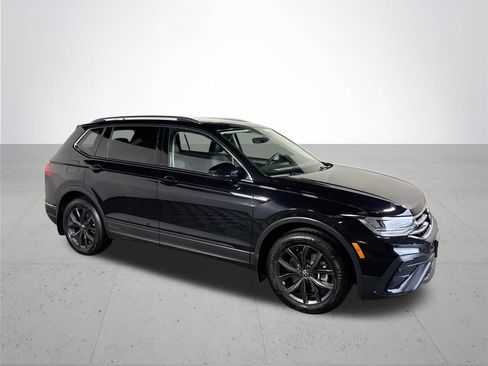 Certified 2023 Volkswagen Tiguan SE w/ Panoramic Sunroof Package image 4