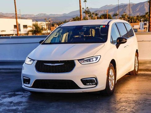 Certified 2024 Chrysler Pacifica Touring-L image 4