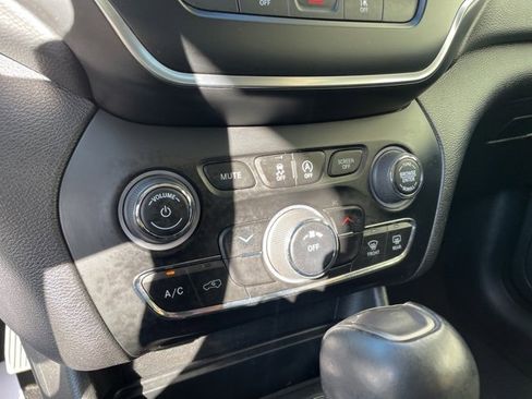 Certified 2020 Jeep Cherokee Latitude Lux w/ Quick Order Package 26H Lux image 23