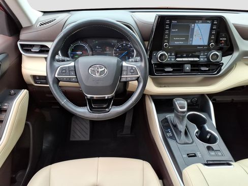 Used 2021 Toyota Highlander XLE AWD/4WD image 11