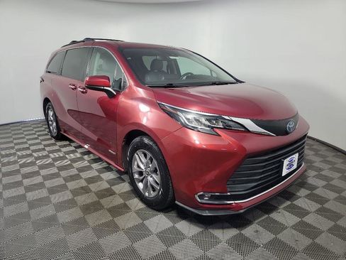 Used 2021 Toyota Sienna XLE image 1