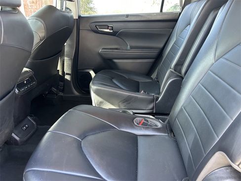 Used 2021 Toyota Highlander XLE image 18