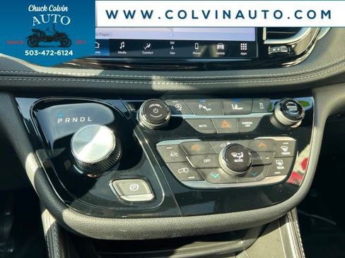 Used 2025 Chrysler Pacifica Limited FWD image 21