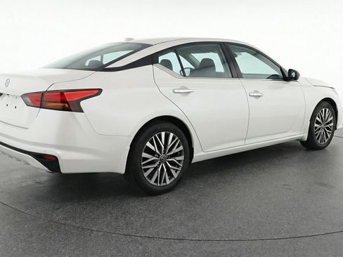 Used 2025 Nissan Altima 2.5 SV image 9