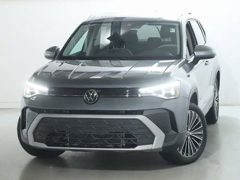 Used 2025 Volkswagen Taos SE image 3