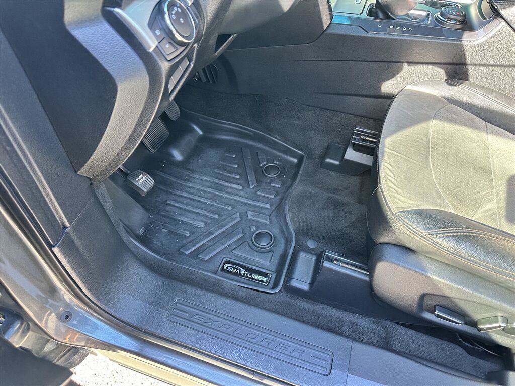 Used 2017 Ford Explorer XLT w/ Equipment Group 202A AWD/4WD image 24