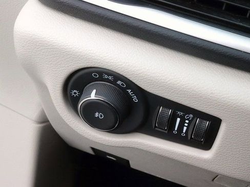 Used 2024 Chrysler Pacifica Touring-L image 27