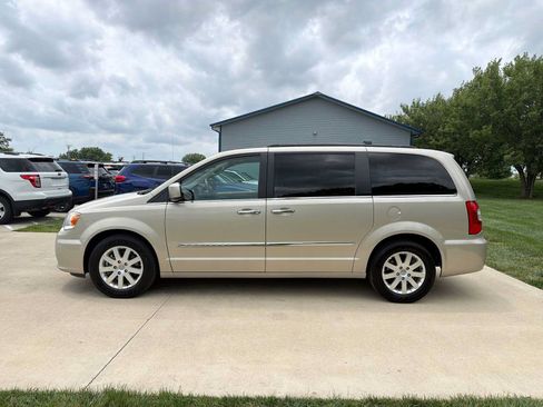 Used 2016 Chrysler Town & Country Touring w/ Driver Convenience Group FWD image 3