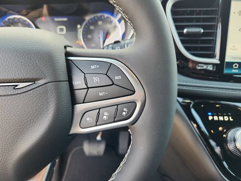 New 2027 Chrysler Pacifica Select FWD image 16