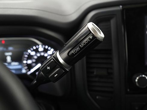 Used 2024 Nissan Titan SV w/ SV Convenience Package image 22