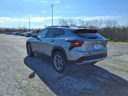 Used 2025 Chevrolet Trax LT w/ LT Convenience Package FWD image 28