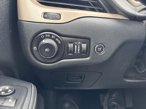 Used 2016 Jeep Cherokee Latitude w/ Comfort/Convenience Group AWD/4WD image 23