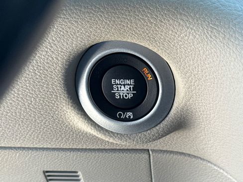 Used 2021 Chrysler Pacifica Touring-L image 27