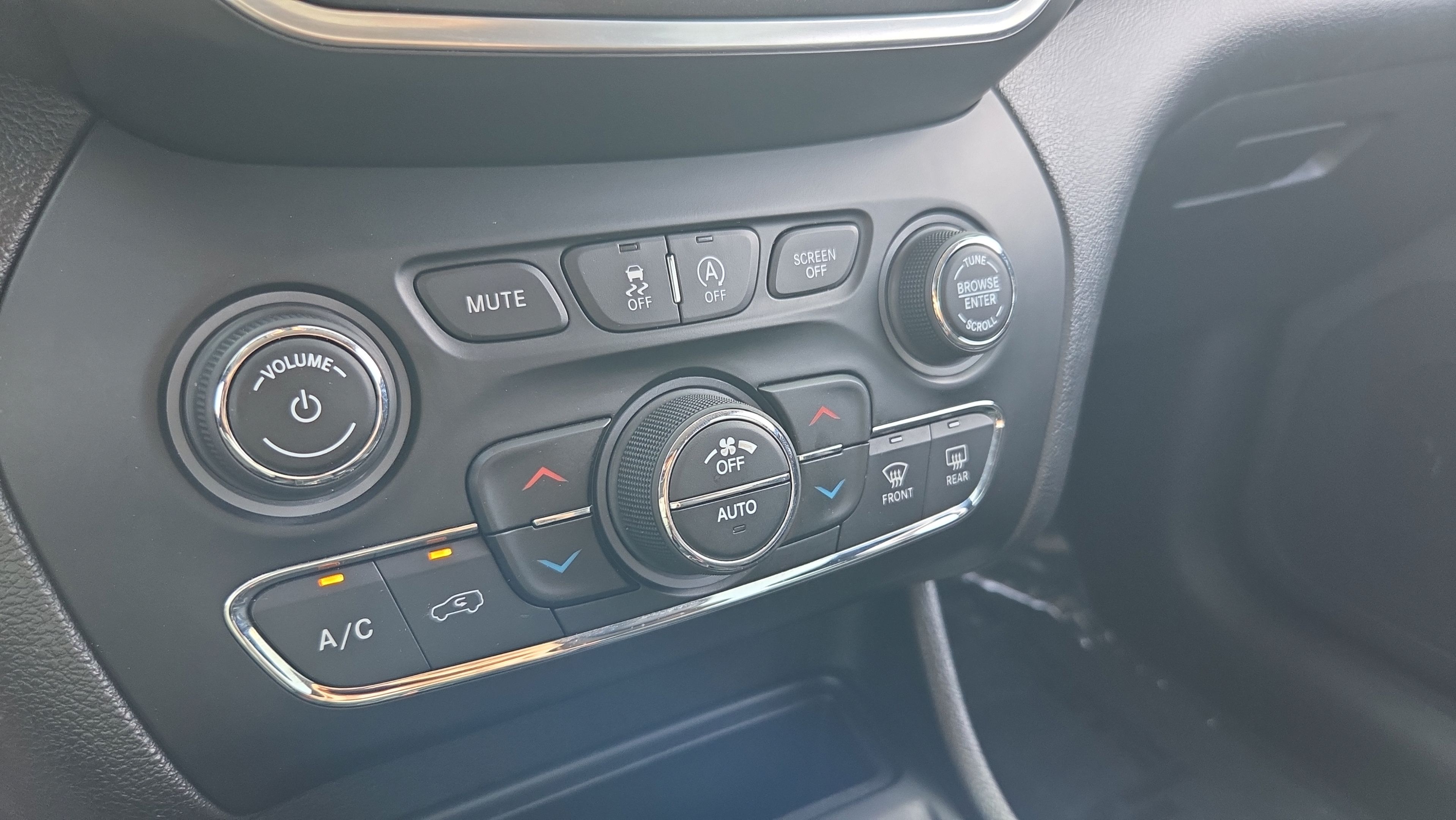 Used 2020 Jeep Cherokee Trailhawk w/ Cold Weather Group AWD/4WD image 19