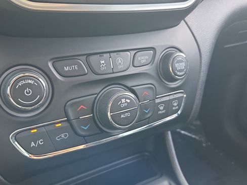 Used 2020 Jeep Cherokee Trailhawk w/ Cold Weather Group AWD/4WD image 19