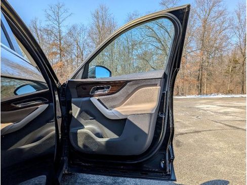 Used 2017 Jaguar F-PACE Prestige image 13