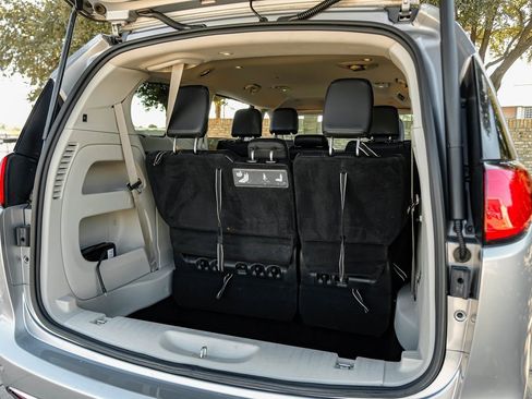 Used 2019 Chrysler Pacifica Touring-L image 60