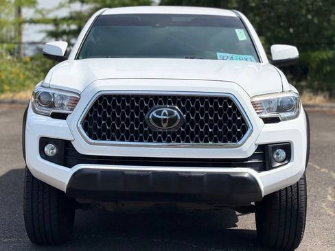 Used 2018 Toyota Tacoma TRD Off-Road w/ Technology Package AWD/4WD image 8
