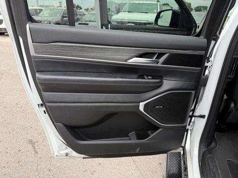 Used 2024 Jeep Wagoneer L Series II w/ Flexible Seating Group AWD/4WD image 9