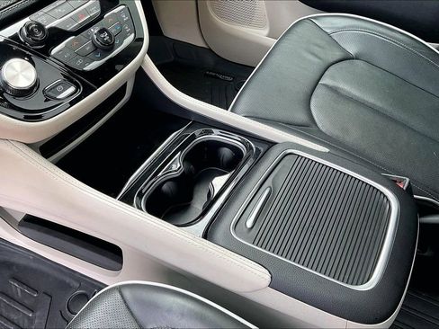 Used 2023 Chrysler Pacifica Limited image 17