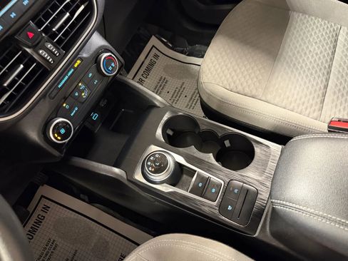 Used 2022 Ford Escape SE image 32