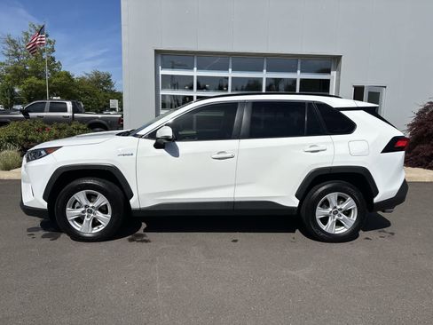 Used 2020 Toyota RAV4 XLE w/ Convenience Package AWD/4WD image 2