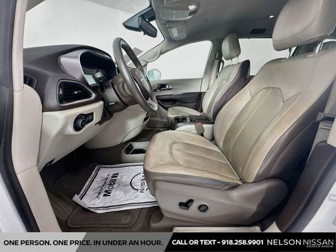 Used 2017 Chrysler Pacifica Touring-L FWD image 21