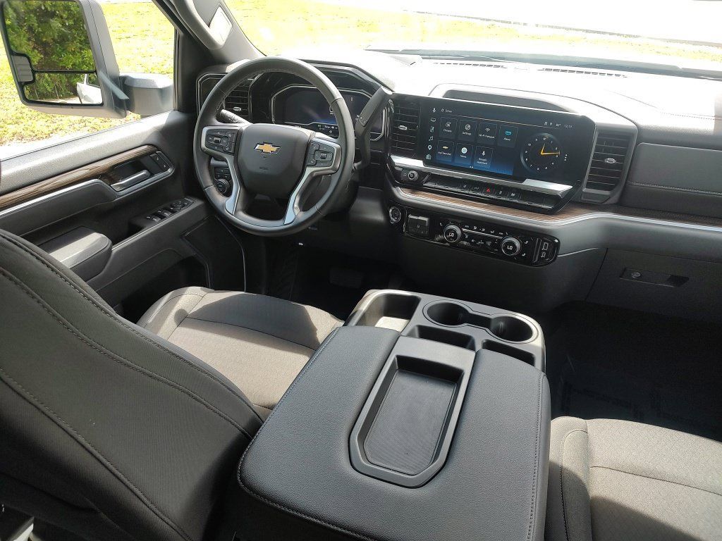 Used 2025 Chevrolet Silverado 2500 LT w/ Convenience Package AWD/4WD image 9