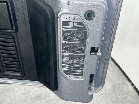 Used 2018 Jeep Wrangler Unlimited Sahara image 38