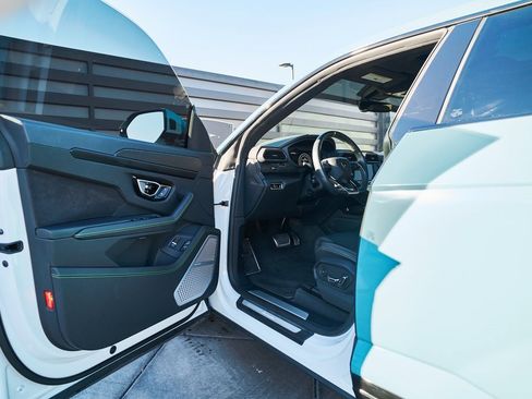 Used 2021 Lamborghini Urus image 28