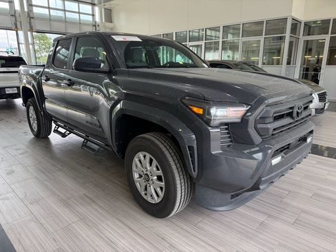 Used 2025 Toyota Tacoma SR5 AWD/4WD image 3