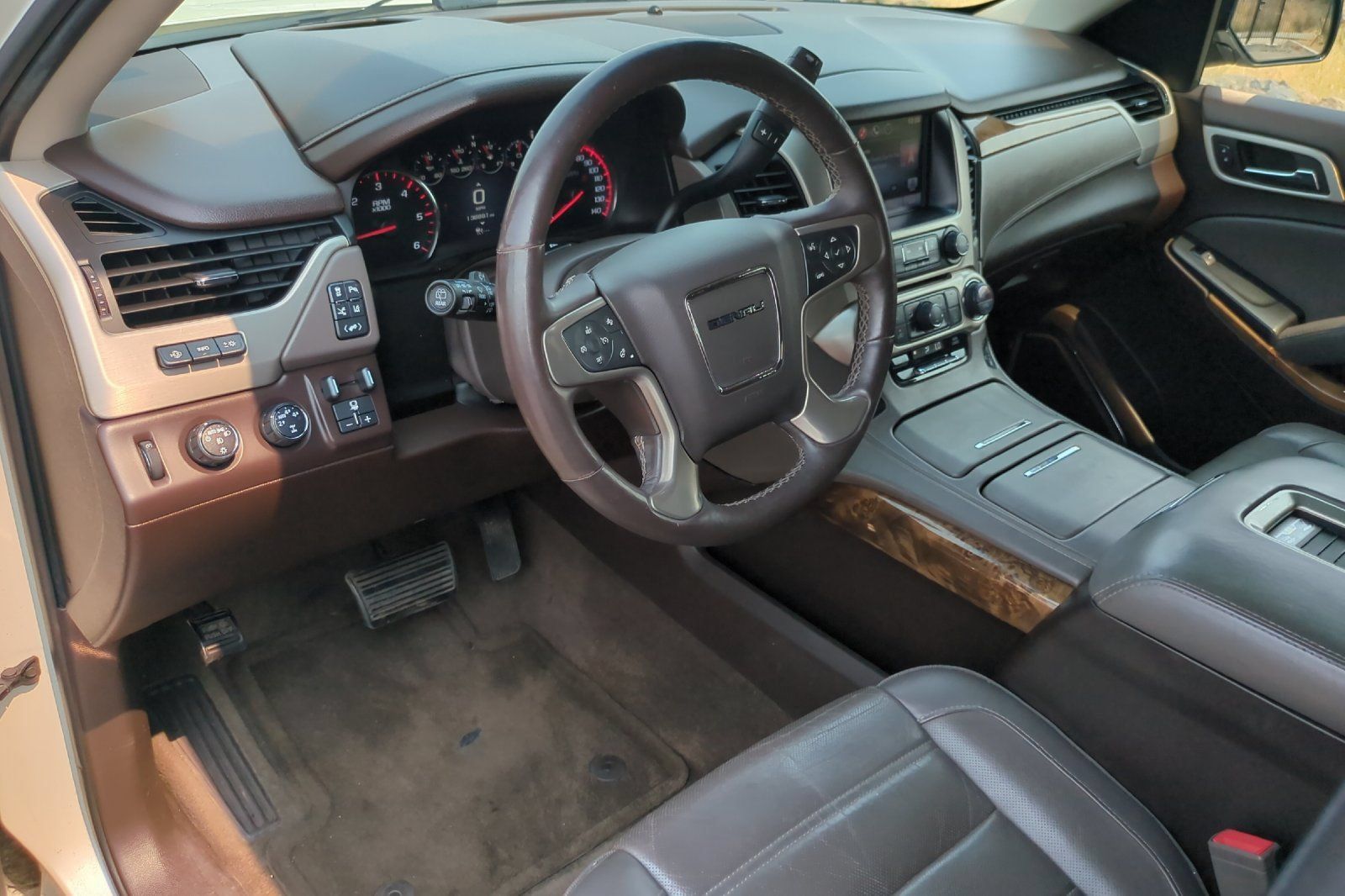 Used 2015 GMC Yukon Denali w/ Premium Package AWD/4WD image 9