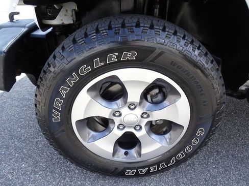 Used 2018 Jeep Wrangler Sahara AWD/4WD image 28