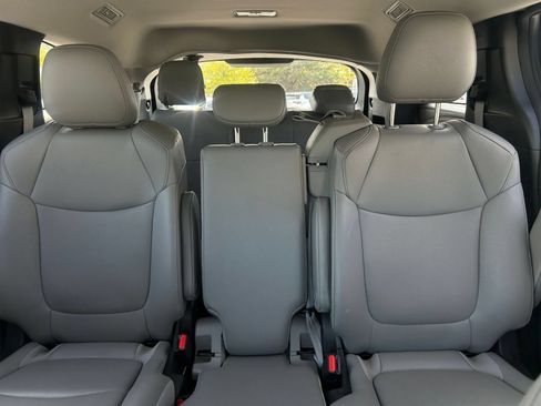 Used 2025 Toyota Sienna XLE FWD image 42