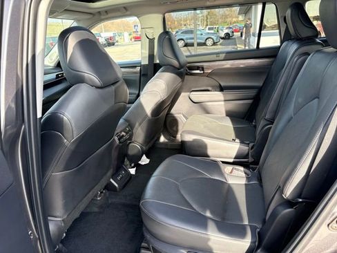 Used 2022 Toyota Highlander Platinum image 18