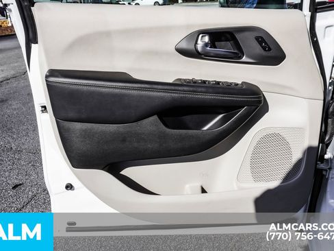 Used 2023 Chrysler Pacifica Touring-L image 50