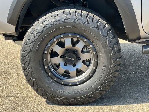 Used 2017 Toyota Tacoma TRD Off-Road AWD/4WD image 13