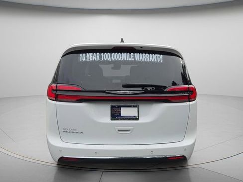 Used 2023 Chrysler Pacifica Touring-L FWD image 5