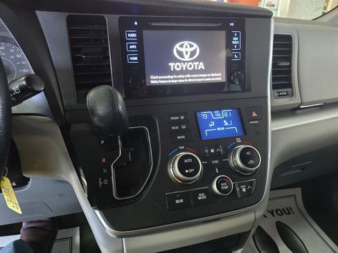 Used 2017 Toyota Sienna LE image 20