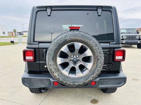 Used 2019 Jeep Wrangler Unlimited Sahara AWD/4WD image 33
