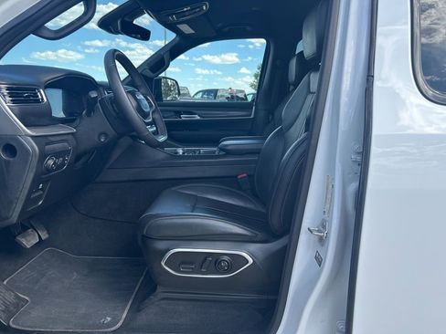 Used 2024 Jeep Wagoneer L Series III w/ Flexible Seating Group AWD/4WD image 10